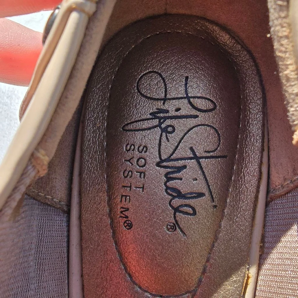 Life Stride Beige Patent Heels Women's - Picture 5 of 6
